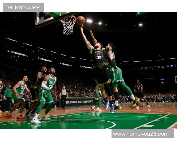 骑士与凯尔特人激战正酣NBA赛季精彩对决引发球迷热议